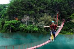 Weekend Makin Seru!, Yuk Cobain Sky Bike di Atas Danau Lido City