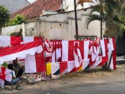 Cerita Urik, Pedagang Bendera Musiman dari Tasikmalaya