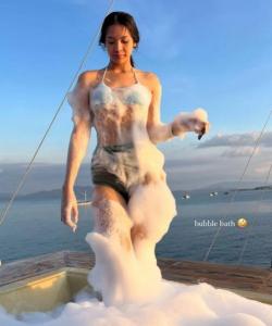 Anya Geraldine Tampil Seksi Pakai Bra hingga Mandi Busa di Labuan Bajo