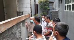 Kesal Sering Dimaki, Warga Pulogadung Tutup Akses Jalan Tetangga Pakai Beton