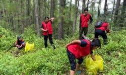 Peduli Lingkungan di Tana Toraja, KKNT Perhutanan Sosial Universitas Hasanuddin Gelar Penghijauan