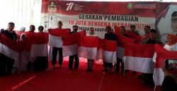 Ajak Kibarkan Bendera Selama Agustus, Bupati Indramayu Bagikan Bendera untuk Masyarakat