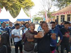 Wartawan Vs Karyawan PUDAM Tirta Lawu Ikuti Lomba Ngemut Es Batu dan Makan Pisang Tercepat