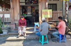 Usai Kunjungan Kerja di Boyolali, Ganjar Nyantai Lesehan Nikmati Musik Pengamen di Warung