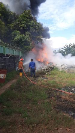 Kebakaran di Kelurahan Watubelah Cirebon, Hanguskan Kios dan Timbunan Karet