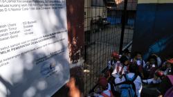 Gerbang Masuk Sekolah Dipagar Besi! Ratusan Siswa SDN Bunisari Terlantar Tak Bisa Belajar