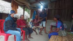 Eks Pejuang Timor Timur Serahkan 3 Pucuk Senjata Kepada Prajurit TNI AL