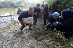 BPJamsostek Surabaya Tanjung Perak Sukseskan Penanaman 10.000 Bibit Mangrove