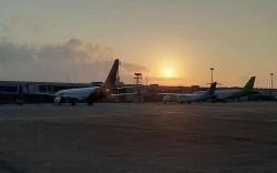 Penumpang Terakhir 2022 dan Pertama 2023 di Bandara Ahmad Yani Semarang Dapat Selendang Batik