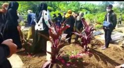Korban Tewas Mobil Tertabrak KA di Cirebon Dimakamkan di Kampung Halaman di Losari-Brebes
