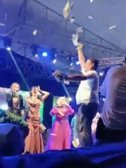 Viral di Media Sosial, Video Kades di Bogor Sawer Uang Sambil Joget Bareng Para Pedangdut Wanita