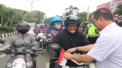 Gugah Rasa Cinta Tanah Air, Wagub Kaltim Hadi Mulyadi Bagi Bendera Merah Putih ke Pengguna Jalan