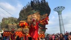 Keren! Ratusan Seniman Mainkan Reog Obyog Secara Serentak