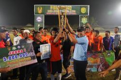 Danrem Bayu Permana Serahkan Trophy Piala Kasad Kepada Tim Al Azhar FC