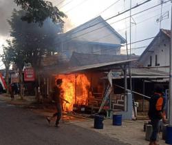 Kios POM Mini di Banyuwangi Terbakar, Pemilik Alami Kerugian Puluhan Juta