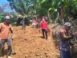 Pemdes Malati Bersama Warga Ujung Jaya Buka Jalan Baru Poros Desa Supaya Bisa Di Lalui Mobil