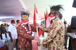 Luar Biasa! Mendagri Tancapkan Tiang Bendera Merah Putih di Merauke