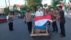 Wali Kota Probolinggo Bagikan Ribuan Bendera Merah Putih ke Tukang Becak