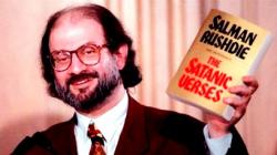 Salman Rushdie Novelis The Satanic Verses (Ayat-ayat Setan) Terancam Buta dan Bisu usai Ditikam