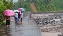 Banjir Lahar Dingin Terjang Lumajang, Jembatan Putus Warga Satu Dusun Terisolasi