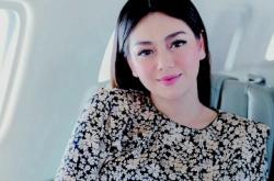 Pesona Celine Evangelista Gendong Baby L Pakai Blouse Floral Bikin Resah, Kode Keras untuk Marshel