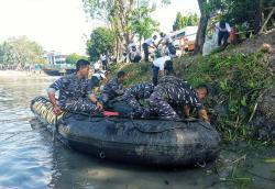 Jelang HUT RI, Marinir Gotong Royong Bersihkan Kalimas Surabaya