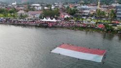 Bendera Merah Putih Ukuran 21x11 Meter Dikibarkan di Atas Permukaan Laut di Mamuju