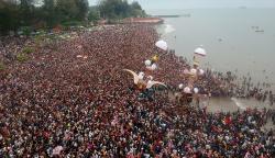 Lautan Manusia Lihat Tabuik Dibuang ke Laut Pariaman, Peringati Hari Wafatnya Cucu Nabi Muhammad SAW