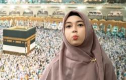 Mualaf Cantik Ini Bisa Umrah Lantaran Membeli Jajanan Rp10 Ribu yang DiJual Anak-Anak