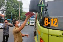 Bupati, Kapolres dan Dandim Kendal Bagikan Bendera Merah Putih pada Pengguna Jalan Raya