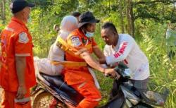 Viral, Jenazah Petani Dibonceng Sepeda Motor dari Tengah Hutan