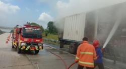 Diduga Angkut Muatan yang Mudah Terbakar, Truk Paket Terbakar Dijalan Tol, Isi Muatan Hampir Ludes