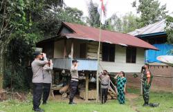 Maknai Kemerdekaan Kapolres Tana Toraja Berikan dan Kibarkan Bendera Merah Putih kepada Warga