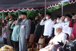 Momen Bersejarah, Berkursi Roda Tak Halangi Ustad Abu Bakar Ba'asyir Ikut Upacara HUT RI ke 77