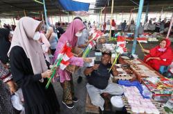 Tanamkan Jiwa Nasionalisme, Siswa Bagikan Bendera Ke Pedagang Pasar