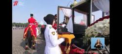 Keren! Merah Putih dibawa dengan kereta Kencana Kijagarasa Bawadari Monas ke Istana Negara