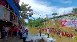 Peringati HUT RI ke-77, Warga Kampung Aur Upacara Bendera di Sungai Deli