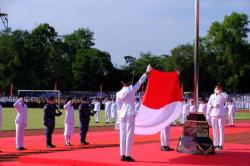 Aksi Heroik Paskibra Tetap Kibarkan Bendera Merah Putih Saat Upacara di Stadion Sriwedari Solo