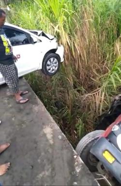 Tak Kuat Nanjak Truk Ini Mundur Tabrak Mobil Hingga Masuk Sungai, Begini Kronologinya