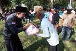 Laskar Shalawat Nusantara Bagikan Sembako Kepada Masyarakat Perkebunan Jember