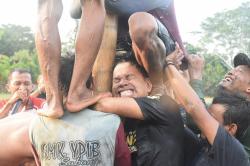 Anggota DPR RI Dedi Mulyadi Diinjak-injak Warga Saat Ikuti Perlombaan HUT RI ke-77