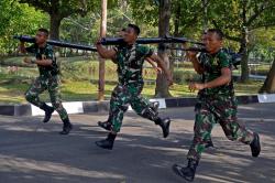 Bikin Geleng Kepala, Prajurit Yonif 1 Marinir Lomba Lari Bawa Mortir