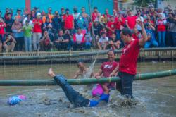 Seru! Pesta Rakyat di Kota Bogor, Bima Arya Adu Gebuk Bantal Bareng Warga