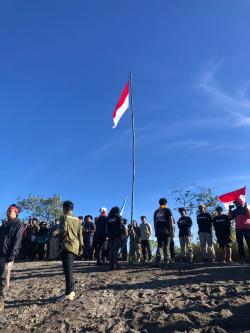 1.028 Pendaki Gelar Upacara Peringati HUT RI ke 77 di Ketinggian 1.731 MDPL Gunung Kelud