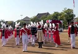 Marching Band Pesantren Salafiyah Meriahkan Upacara HUT ke-77 RI di Alun-Alun Kendal