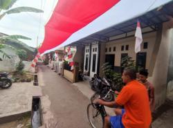 Bendera Merah Putih Sepanjang 150 Meter Dibentangkan Warga Tegal