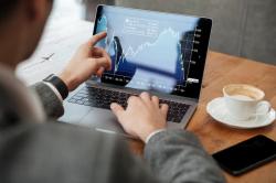 IHSG Berakhir di Zona Hijau pada Level 7.186 Saham MEDS hingga CRAB Top Gainers