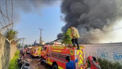 Kebakaran Hebat Pabrik Pembuat Aluminium Foil, Damkar Terkendala Sumber Air