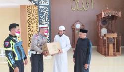 Indahnya Berbagi, Kasatlantas Polres Tator sumbang Buku Tafsir Ibnu Katsir untuk Masjid Raya Makale