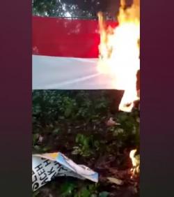 Warganet Murka! Seorang Pria Bakar Bendera Merah Putih